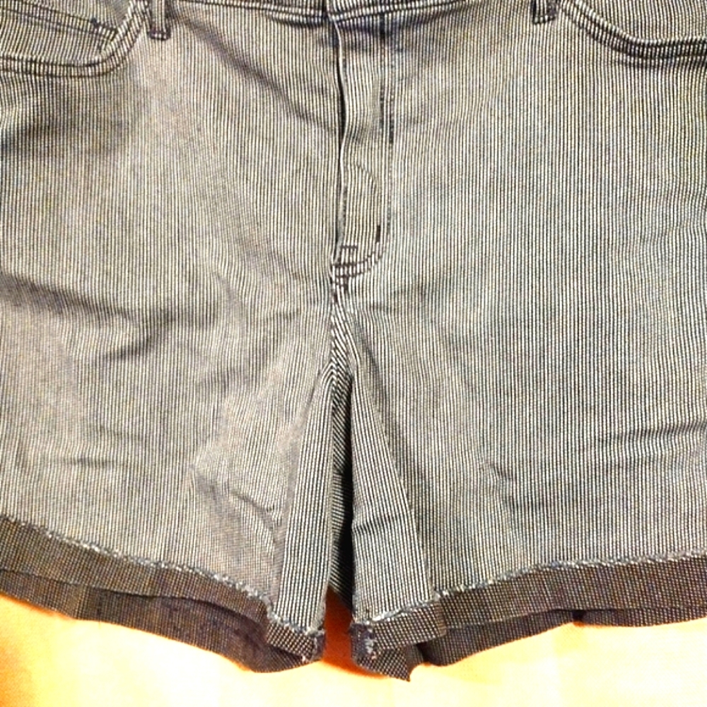 Lee Mid Rise Shorts - Picture 2 of 8